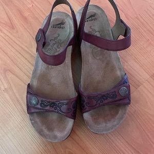 dansko sandals, size 38 (6.5), maroon